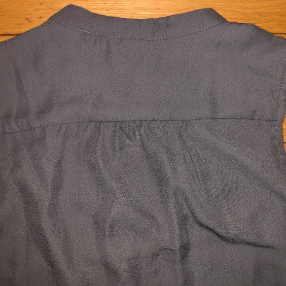 New Women's Thyme And Honey Gray Sleeveless Button-Down Blouse - Picture 7 of 7